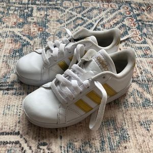 Toddler grand court adidas sneakers in gold ⭐️